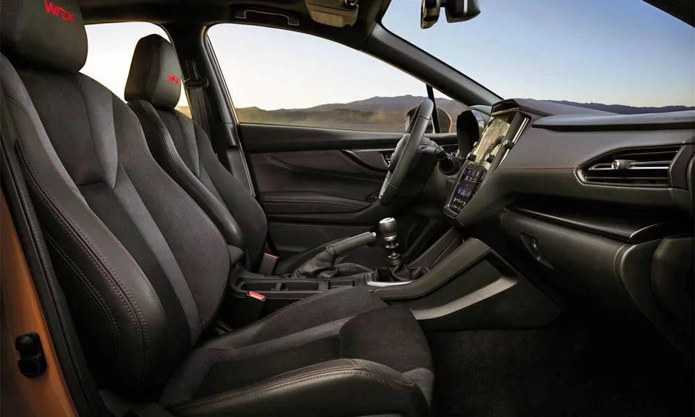Фото Subaru WRX STI (2024) — интерьер, фото 2. Общий план салона: посадка, материалы и организация пространства в коричневой гамме. Уровень отделки читается по стыкам панелей и мягким поверхностям в зонах касания Subaru WRX STI (2024) — интерьер, фото 2