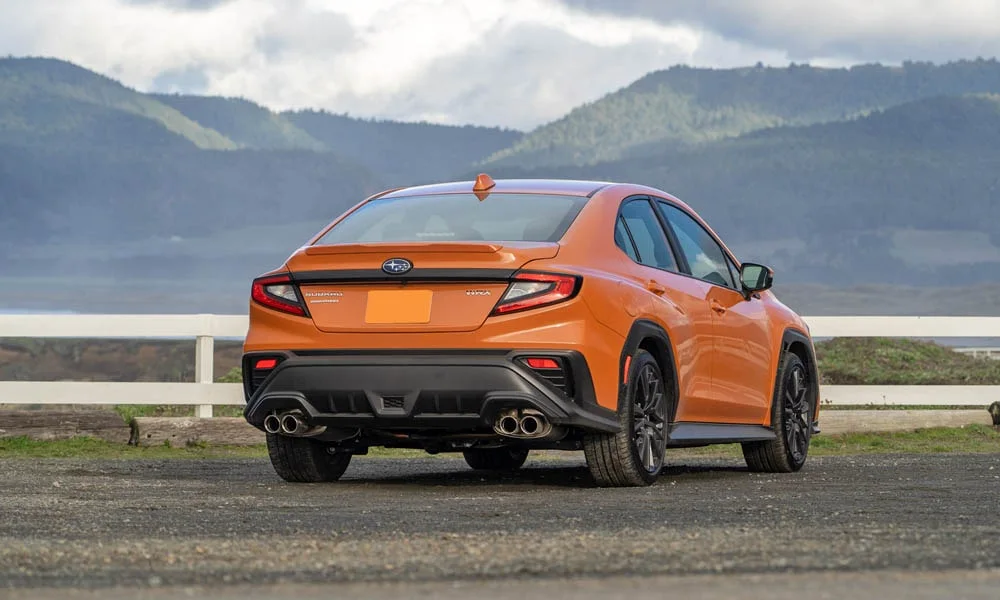 Фото Subaru WRX STI (2024) — вид сзади, фото 7. Корма в оранжевом цвете: графика фонарей и пластика пятой двери. Светодиодная полоса или раздельные секции — задняя оптика стала главным украшением кормы Subaru WRX STI (2024) — вид сзади, фото 7