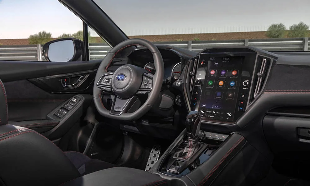 Фото Subaru WRX STI (2024) — руль. Обшивка обода и компоновка спиц крупным планом. Правильная посадка: руки на «9 и 3», приборы читаются поверх обода Subaru WRX STI (2024) — руль