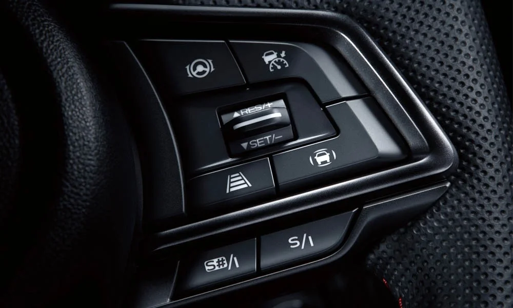 Фото Subaru WRX STI (2024) — руль, фото 2. Обшивка обода и компоновка спиц крупным планом. Обогрев обода — опция, которую оценят зимой Subaru WRX STI (2024) — руль, фото 2