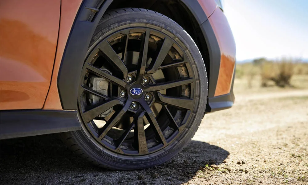 Фото Subaru WRX STI (2024) — колесо и диск. Дизайн спиц и профиль резины крупным планом. Рекомендованные размеры шин и давление — на табличке в проёме водительской двери Subaru WRX STI (2024) — колесо и диск