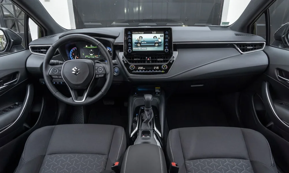 Фото Suzuki Swace — передняя панель. Панель в тёмной отделке — видна компоновка экранов и органов управления Suzuki Swace — передняя панель