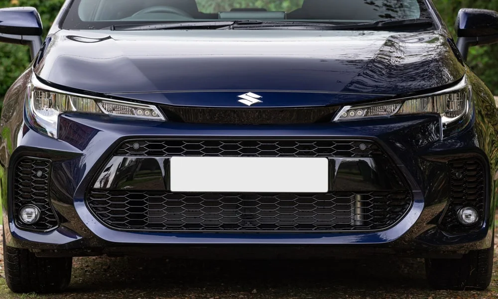 Фото Suzuki Swace — вид спереди, фото 11. Анфас: пропорции капота, посадка кузова и графика ходовых огней Suzuki Swace — вид спереди, фото 11