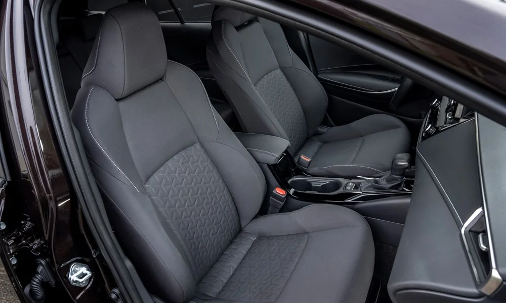 Фото Suzuki Swace — передние сиденья. Профиль кресел: боковая поддержка и подголовники. Выраженная боковая поддержка держит в поворотах Suzuki Swace — передние сиденья