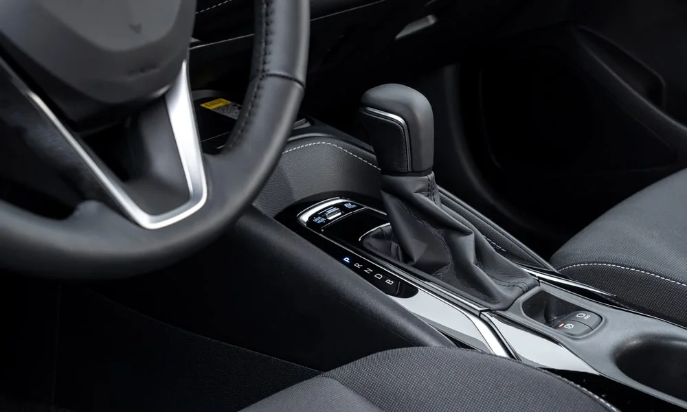 Фото Suzuki Swace — селектор коробки передач. Селектор трансмиссии на центральной консоли. Режимы движения и электронный ручник собраны рядом с селектором Suzuki Swace — селектор коробки передач