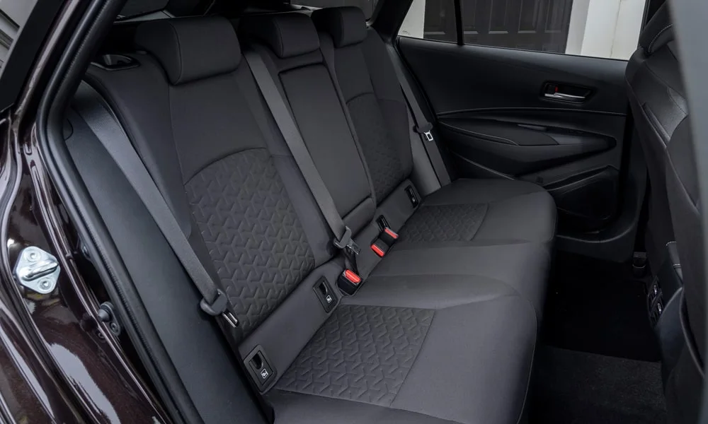 Фото Suzuki Swace — задние сиденья. Посадка второго ряда: подголовники и подлокотник. Крепления ISOFIX для детских кресел — в основании спинки Suzuki Swace — задние сиденья
