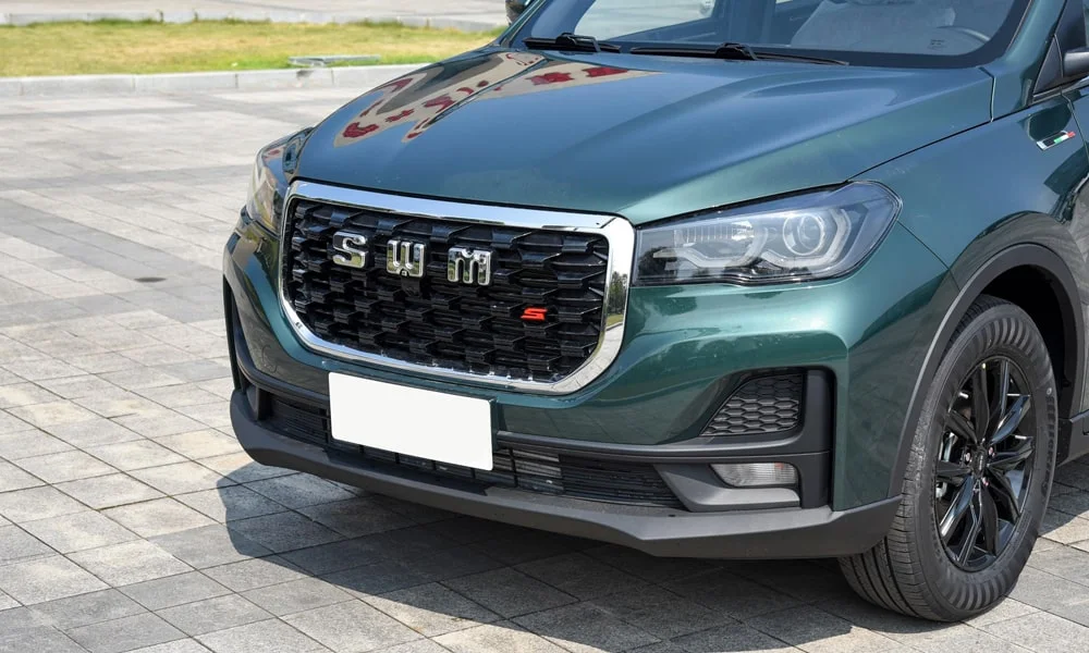 Фото SWM G05 Pro (2023) — вид спереди, фото 4. Передок в зелёном исполнении — крупная светотехника и выразительный бампер SWM G05 Pro (2023) — вид спереди, фото 4