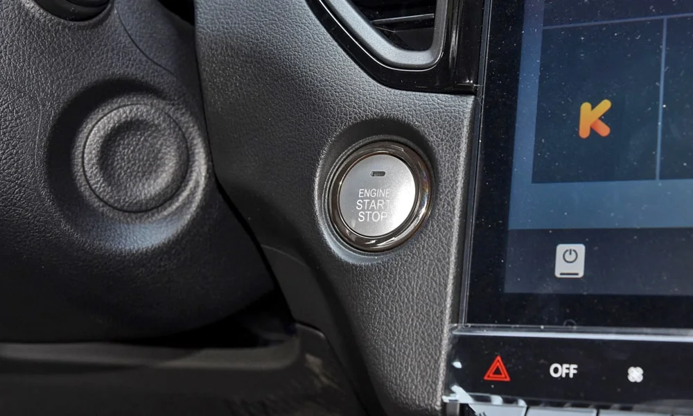 Фото SWM G05 Pro (2023) — интерьер, фото 2. Общий план салона: архитектура панели, консоль и кресла. Уровень отделки читается по стыкам панелей и мягким поверхностям в зонах касания SWM G05 Pro (2023) — интерьер, фото 2
