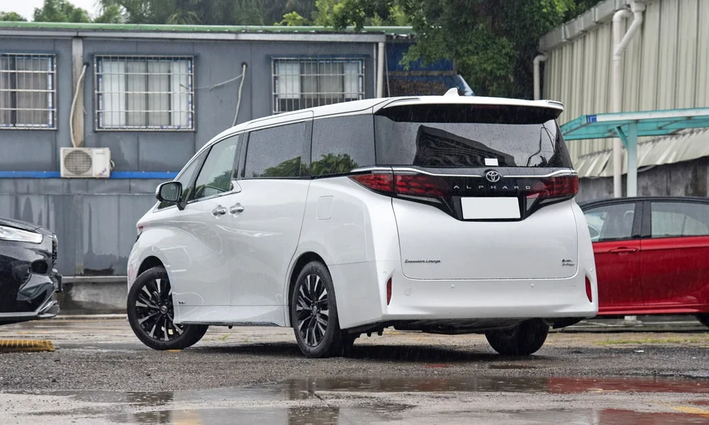 Toyota Alphard (2024) — вид сзади, фото 3