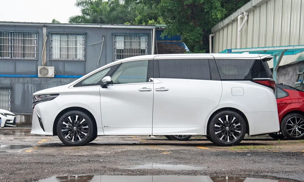 Toyota Alphard (2024) — вид сбоку