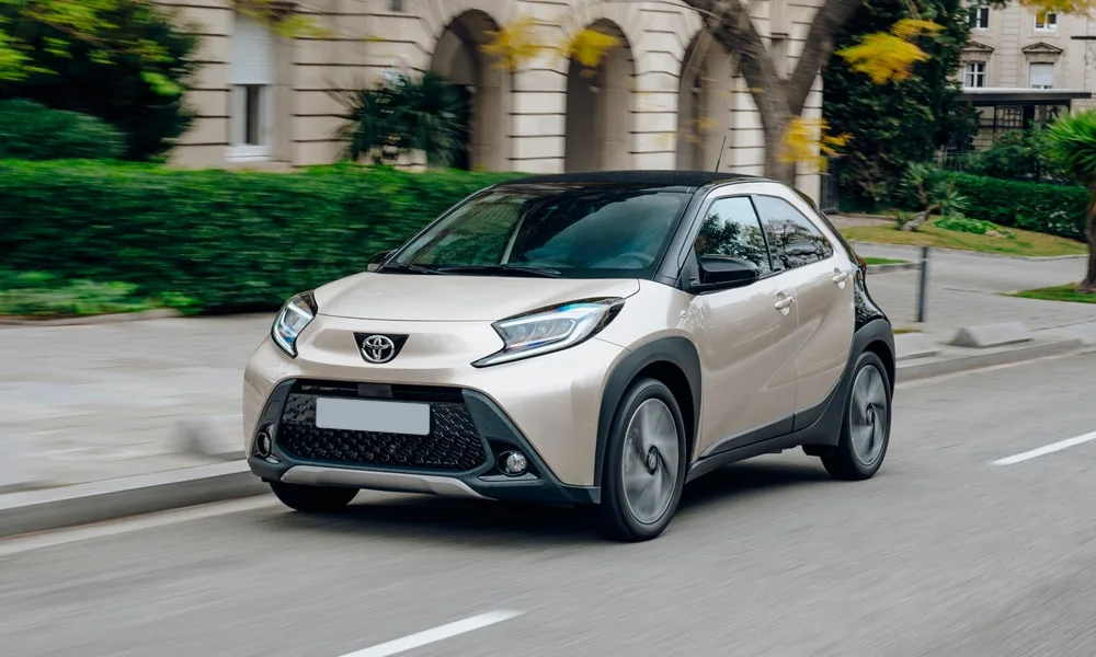 Фото Toyota Aygo X — вид спереди, фото 3. Анфас: пропорции капота, посадка кузова и графика ходовых огней Toyota Aygo X — вид спереди, фото 3