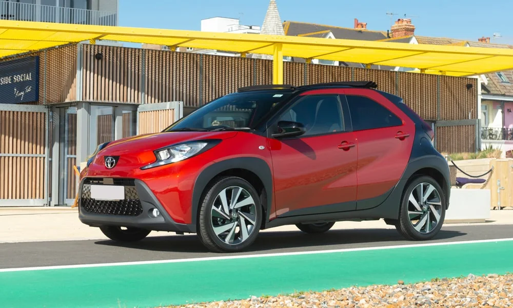 Фото Toyota Aygo X — вид спереди, фото 4. Анфас: пропорции капота, посадка кузова и графика ходовых огней. Дневные ходовые огни включаются автоматически с запуском Toyota Aygo X — вид спереди, фото 4