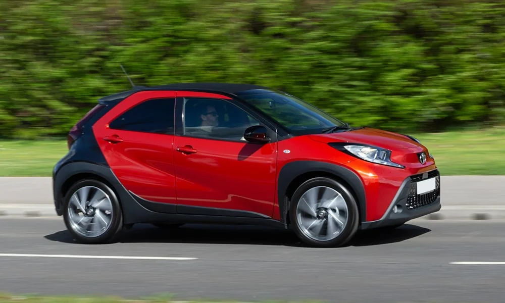 Фото Toyota Aygo X — вид спереди, фото 7. Анфас: пропорции капота, посадка кузова и графика ходовых огней. Рисунок ходовых огней — подпись модели, по нему её узнают в потоке Toyota Aygo X — вид спереди, фото 7