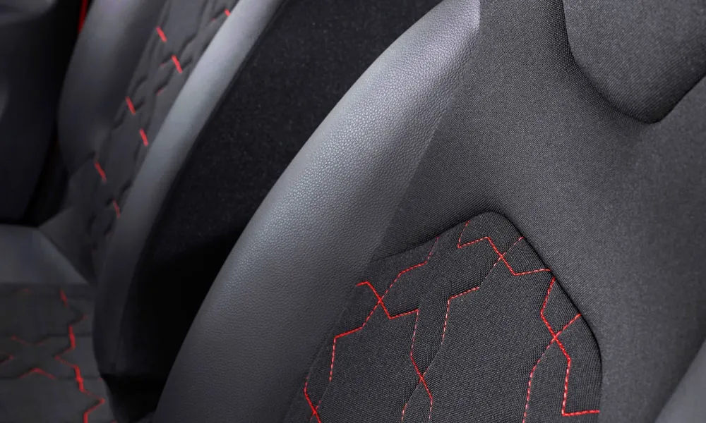 Фото Toyota Aygo X — передние сиденья, фото 2. Профиль кресел: боковая поддержка и подголовники. Регулировки с памятью возвращают кресло под водителя одним нажатием — у версий с электроприводом Toyota Aygo X — передние сиденья, фото 2