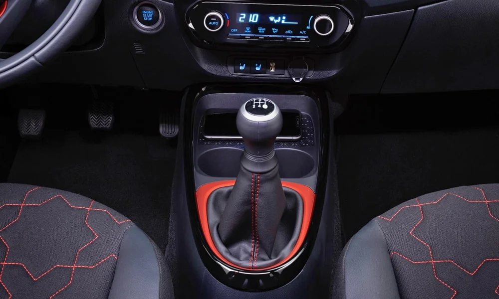 Фото Toyota Aygo X — селектор коробки передач. Управление коробкой: компактный селектор освобождает место на тоннеле Toyota Aygo X — селектор коробки передач