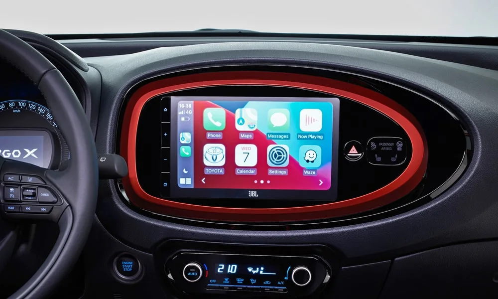 Фото Toyota Aygo X — экран мультимедиа. Интерфейс медиасистемы крупным планом. Поддержка смартфонов и обновления «по воздуху» — ключевые вопросы к медиасистеме; наличие русификации уточняйте у дилера Toyota Aygo X — экран мультимедиа