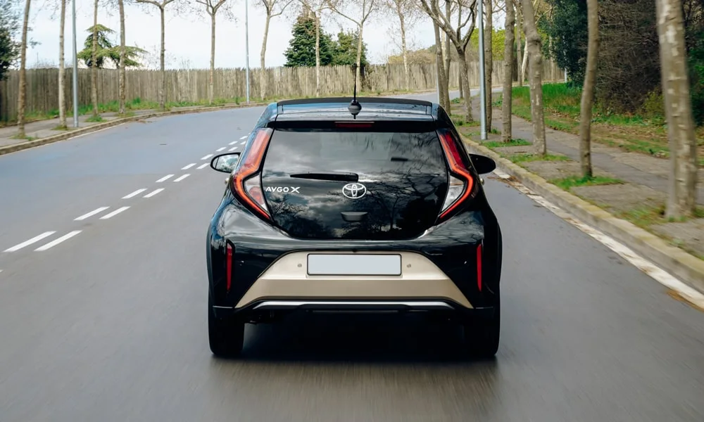 Фото Toyota Aygo X — вид сзади, фото 3. Чёрный кузов сзади — фонари и бампер определяют ночной образ модели. Светодиодная полоса или раздельные секции — задняя оптика стала главным украшением кормы Toyota Aygo X — вид сзади, фото 3