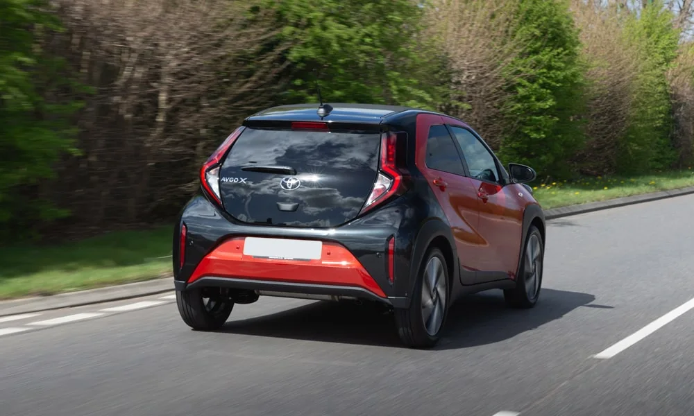 Фото Toyota Aygo X — вид сзади, фото 6. Графика фонарей, бампер и оформление пятой двери. Светодиодная полоса или раздельные секции — задняя оптика стала главным украшением кормы Toyota Aygo X — вид сзади, фото 6