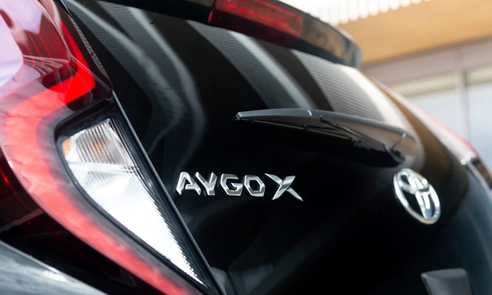 Фото Toyota Aygo X — вид сзади, фото 7. Линия крыши, стойки и задняя дверь в чёрном исполнении. Светодиодная полоса или раздельные секции — задняя оптика стала главным украшением кормы Toyota Aygo X — вид сзади, фото 7