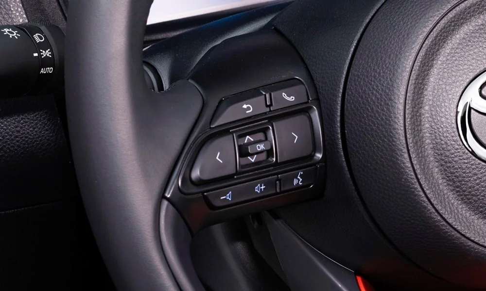 Фото Toyota Aygo X — руль. Обшивка обода и компоновка спиц крупным планом Toyota Aygo X — руль