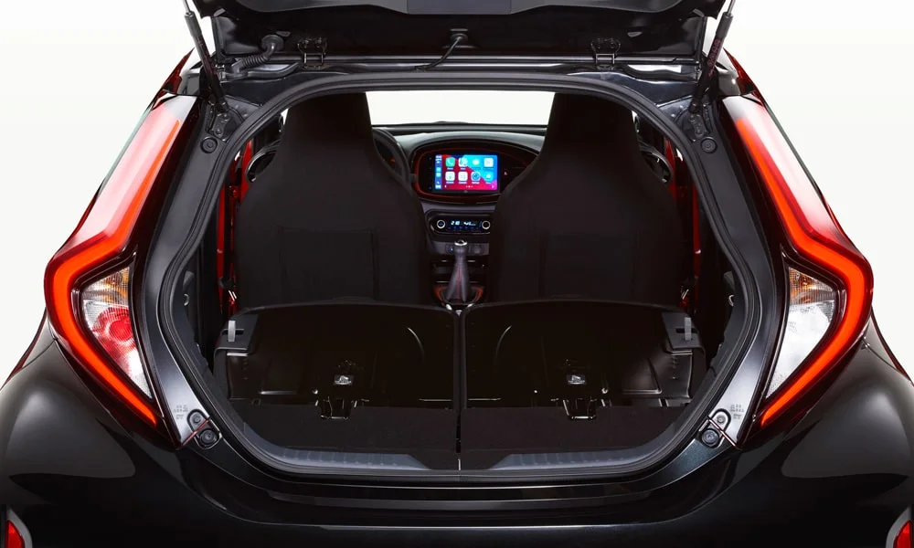 Фото Toyota Aygo X — багажник, фото 2. Форма проёма, ровный пол и организация пространства. Под полом обычно размещены органайзер, докатка или ремкомплект Toyota Aygo X — багажник, фото 2