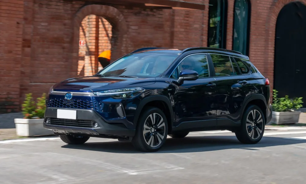Toyota Corolla Cross (2024) — вид спереди, фото 3