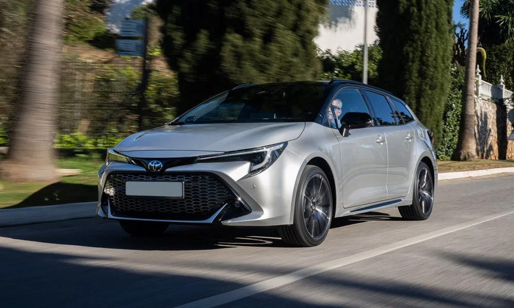 Toyota Corolla Touring Sports — вид спереди, фото 3