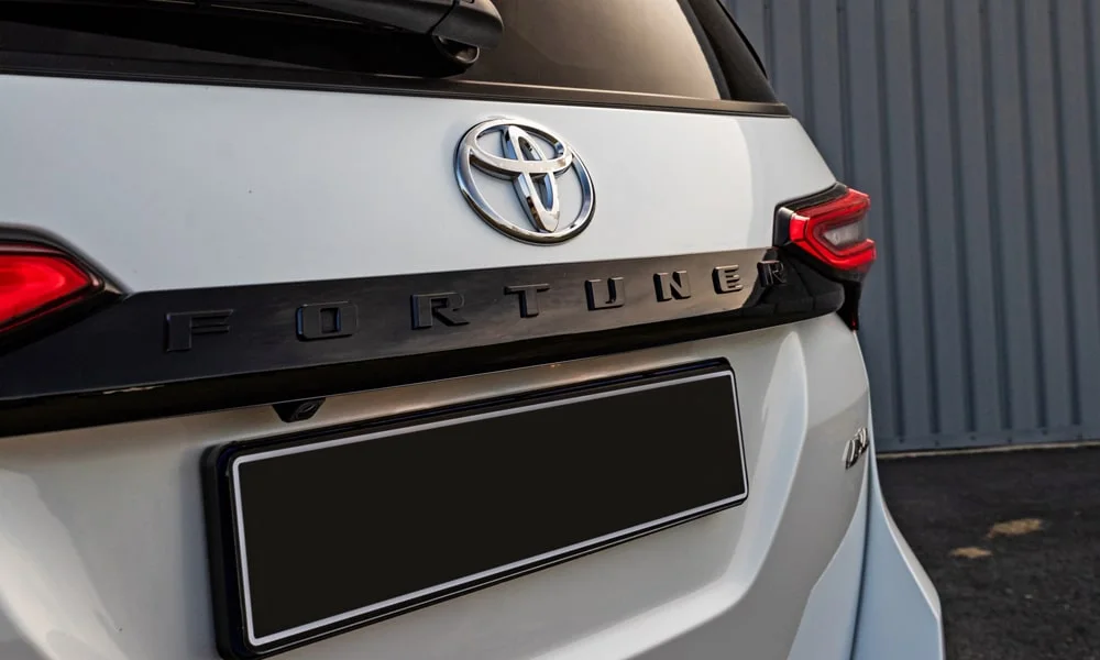 Фото Toyota Fortuner (2024) — экстерьер. Фрагмент кузова: фактура и исполнение детали. Культура сборки читается по стыкам и зазорам панелей Toyota Fortuner (2024) — экстерьер
