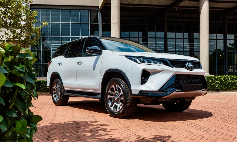 Toyota Fortuner (2024) — вид спереди, фото 2