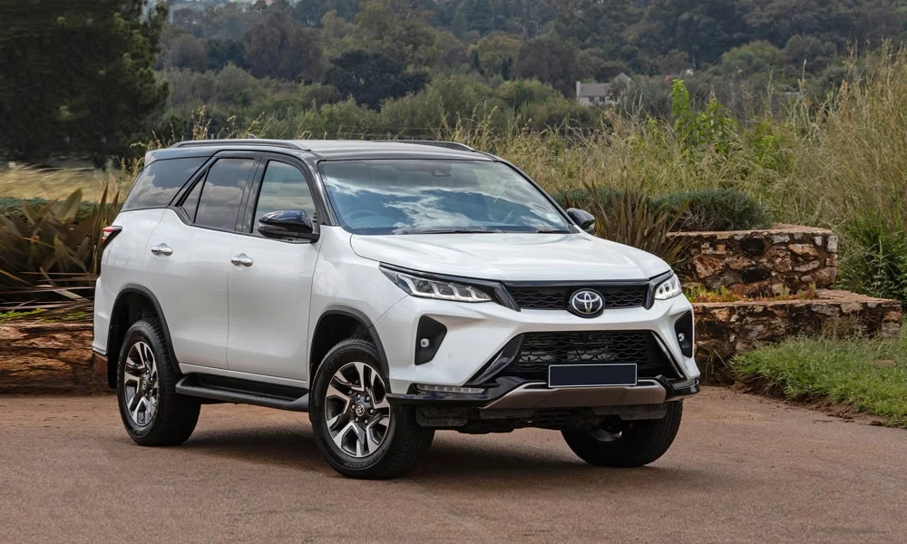 Фото Toyota Fortuner (2024) — вид спереди, фото 7. Передок в белом исполнении — крупная светотехника и выразительный бампер Toyota Fortuner (2024) — вид спереди, фото 7