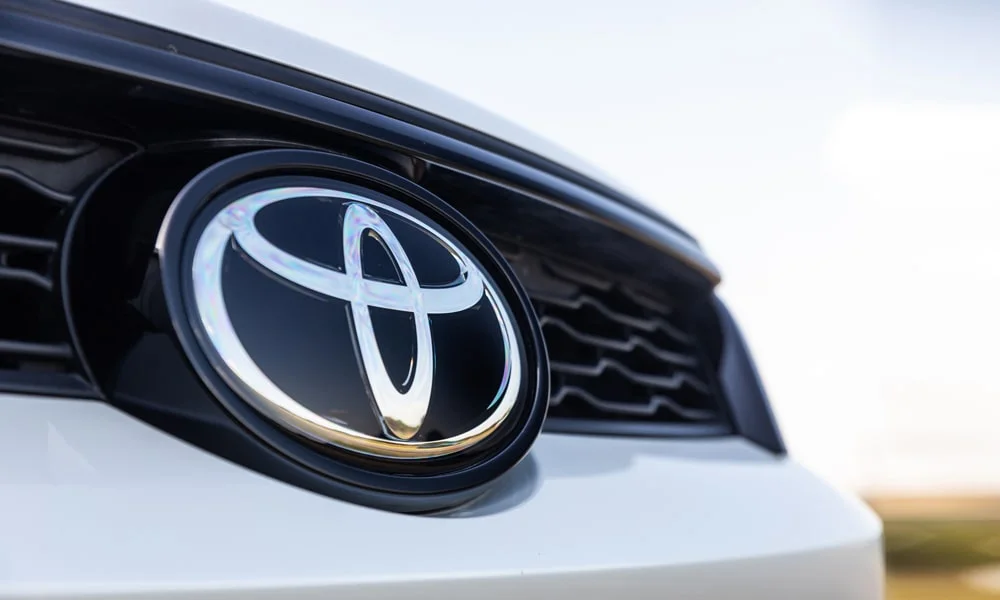 Фото Toyota Fortuner (2024) — вид спереди, фото 8. Передок в белом исполнении — крупная светотехника и выразительный бампер. Рисунок ходовых огней — подпись модели, по нему её узнают в потоке Toyota Fortuner (2024) — вид спереди, фото 8