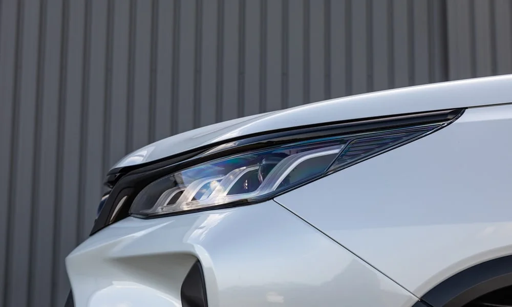 Фото Toyota Fortuner (2024) — передняя оптика. Фара вблизи — самый детализированный элемент экстерьера. Автоматический дальний свет сам переключается при встречном разъезде — есть у ряда версий Toyota Fortuner (2024) — передняя оптика