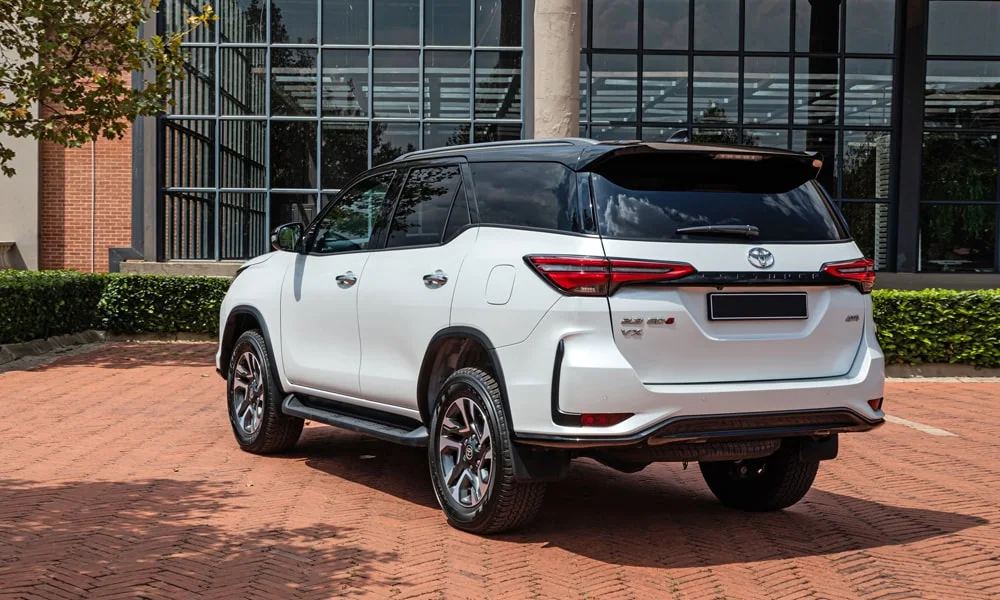Toyota Fortuner (2024) — вид сзади, фото 2