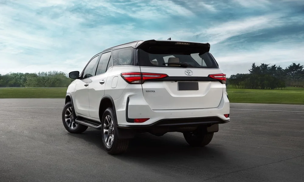 Фото Toyota Fortuner (2024) — вид сзади, фото 4. Корма в белом цвете: графика фонарей и пластика пятой двери Toyota Fortuner (2024) — вид сзади, фото 4