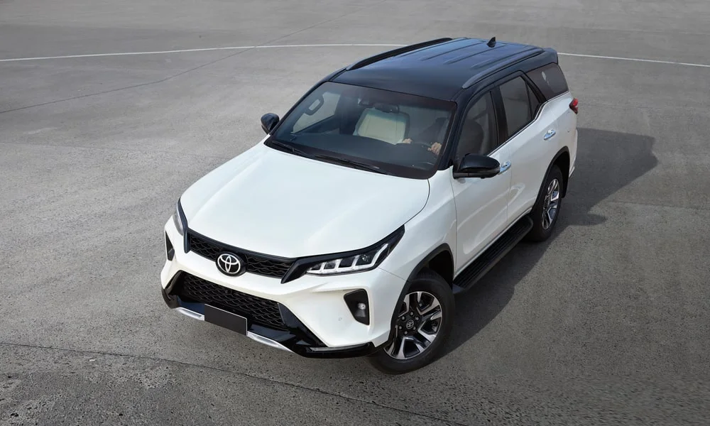 Фото Toyota Fortuner (2024) — крыша. Линия крыши и панорамное остекление с высоты Toyota Fortuner (2024) — крыша