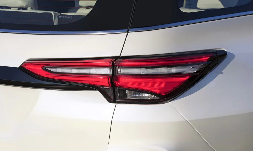 Фото Toyota Fortuner (2024) — задние фонари. Графика секций крупным планом — ночная подпись модели. Динамические поворотники с бегущей индикацией встречаются в старших комплектациях Toyota Fortuner (2024) — задние фонари