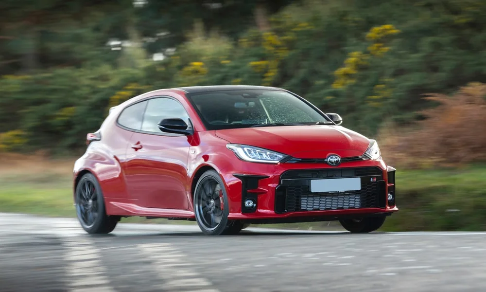 Фото Toyota GR Yaris — вид спереди, фото 4. Анфас: пропорции капота, посадка кузова и графика ходовых огней Toyota GR Yaris — вид спереди, фото 4