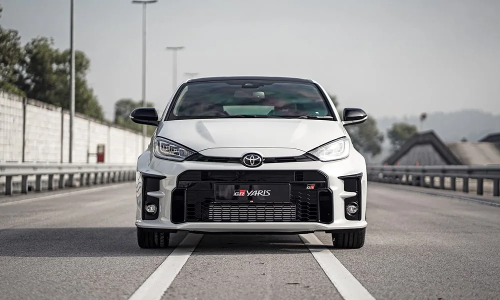 Фото Toyota GR Yaris — вид спереди, фото 5. Анфас: пропорции капота, посадка кузова и графика ходовых огней Toyota GR Yaris — вид спереди, фото 5