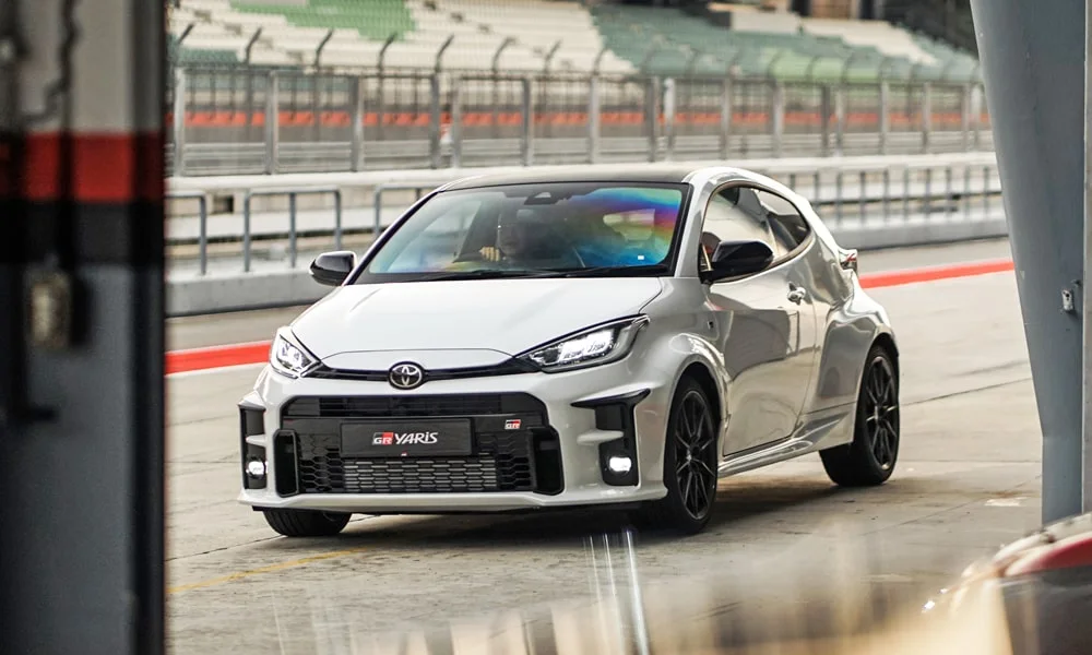 Фото Toyota GR Yaris — вид спереди, фото 6. Анфас: пропорции капота, посадка кузова и графика ходовых огней. Дневные ходовые огни включаются автоматически с запуском Toyota GR Yaris — вид спереди, фото 6