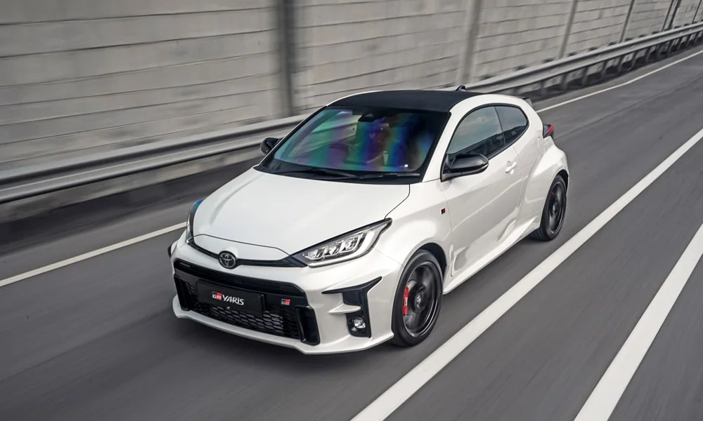 Фото Toyota GR Yaris — вид спереди, фото 7. Оптика, решётка и бампер — первое впечатление о модели. Дневные ходовые огни включаются автоматически с запуском Toyota GR Yaris — вид спереди, фото 7