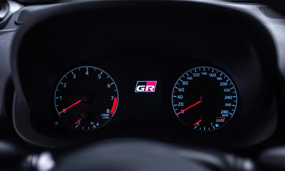 Фото Toyota GR Yaris — приборная панель. Экран приборов за рулём — вся ходовая информация перед глазами. Запас хода и расход выводятся крупно — главные цифры ежедневных поездок Toyota GR Yaris — приборная панель