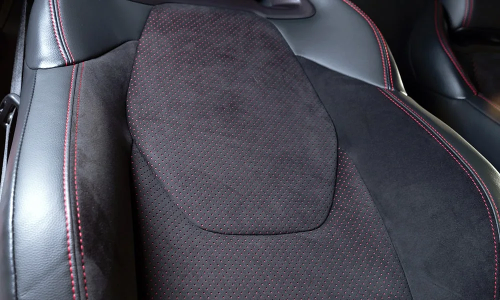 Фото Toyota GR Yaris — интерьер. Общий план салона: архитектура панели, консоль и кресла Toyota GR Yaris — интерьер