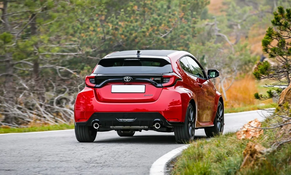 Фото Toyota GR Yaris — вид сзади, фото 4. Графика фонарей, бампер и оформление пятой двери. Насадки выхлопа или их имитация внизу бампера различают версии Toyota GR Yaris — вид сзади, фото 4