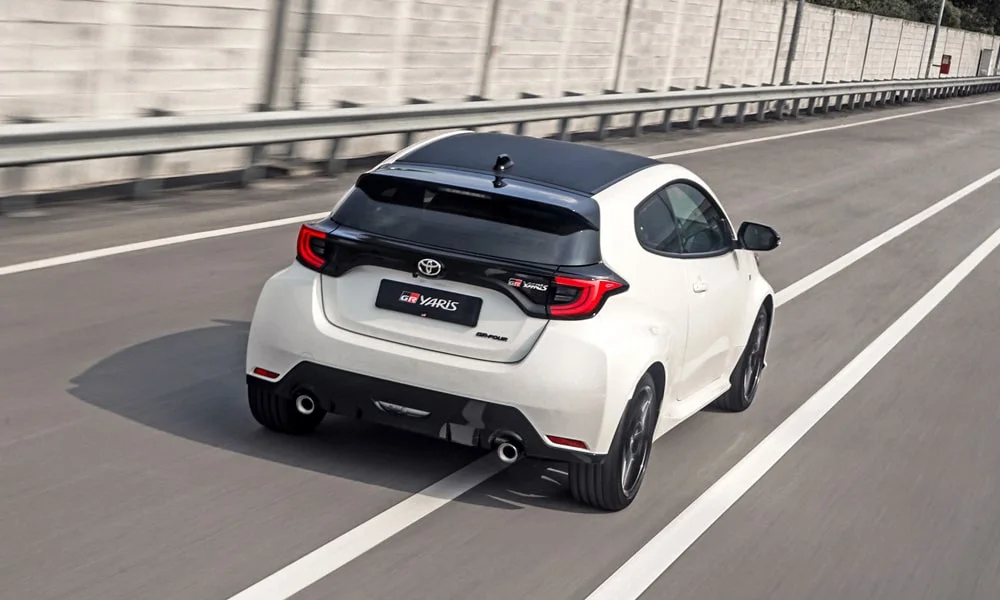 Фото Toyota GR Yaris — вид сзади, фото 6. Белый кузов сзади — фонари и бампер определяют ночной образ модели Toyota GR Yaris — вид сзади, фото 6