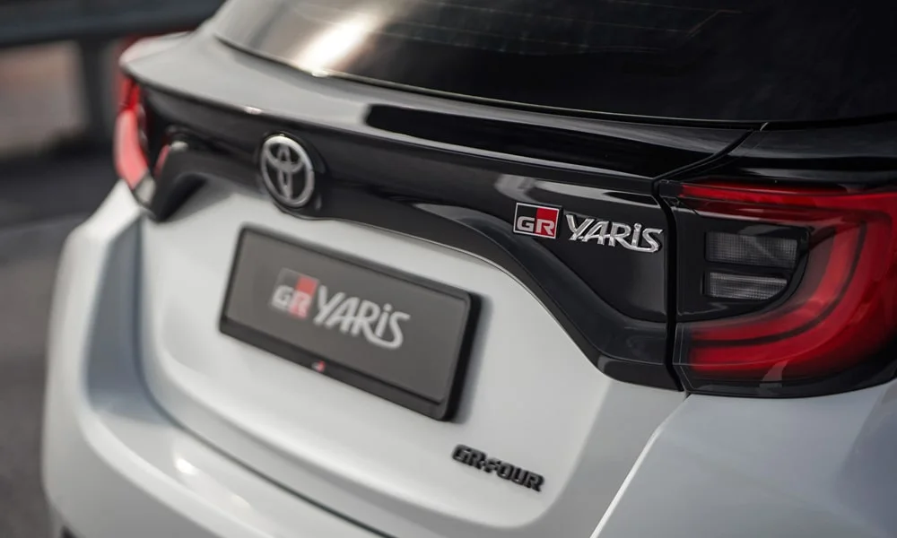 Фото Toyota GR Yaris — вид сзади, фото 7. Графика фонарей, бампер и оформление пятой двери. Светодиодная полоса или раздельные секции — задняя оптика стала главным украшением кормы Toyota GR Yaris — вид сзади, фото 7