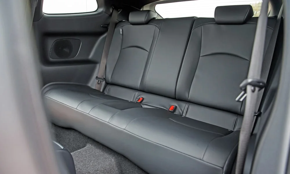 Фото Toyota GR Yaris — задние сиденья. Второй ряд: профиль дивана, подголовники и обивка из гладкой коже Toyota GR Yaris — задние сиденья
