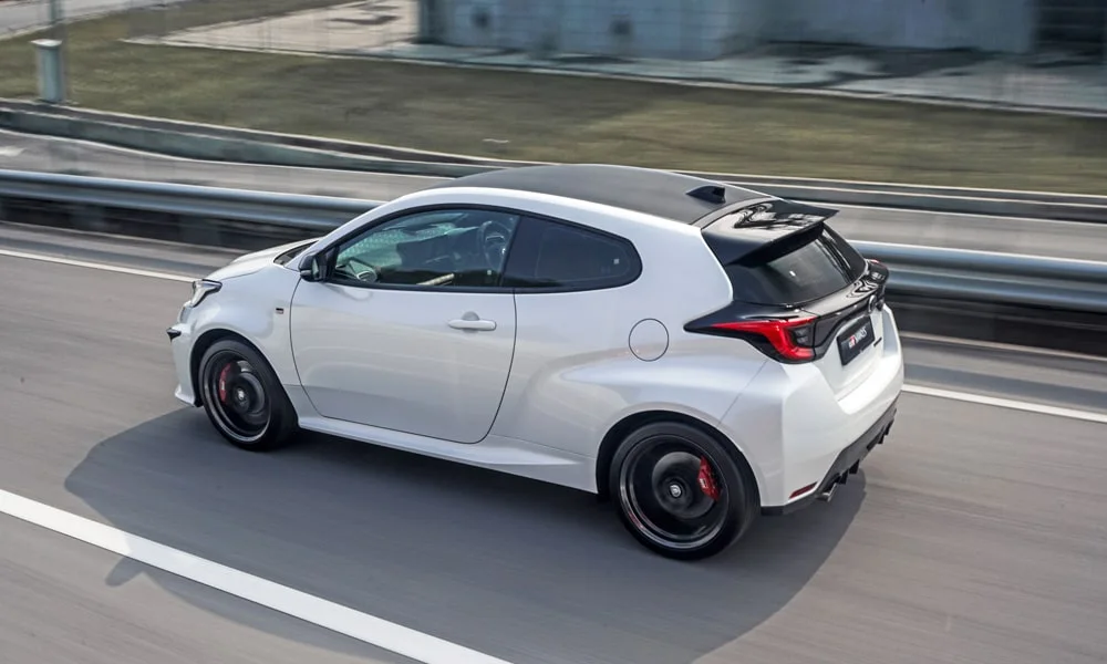 Фото Toyota GR Yaris — крыша. Крыша сверху: остекление, рейлинги и антенна-плавник. Рейлинги рассчитаны на поперечины для бокса или велокреплений Toyota GR Yaris — крыша