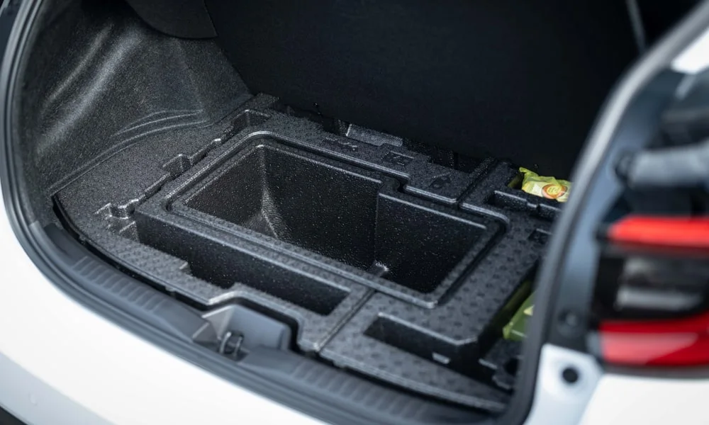 Фото Toyota GR Yaris — багажник. Грузовой отсек с открытой дверью: погрузочная высота и ширина проёма. Электропривод двери с датчиком под бампером — руки заняты, багажник открыт Toyota GR Yaris — багажник