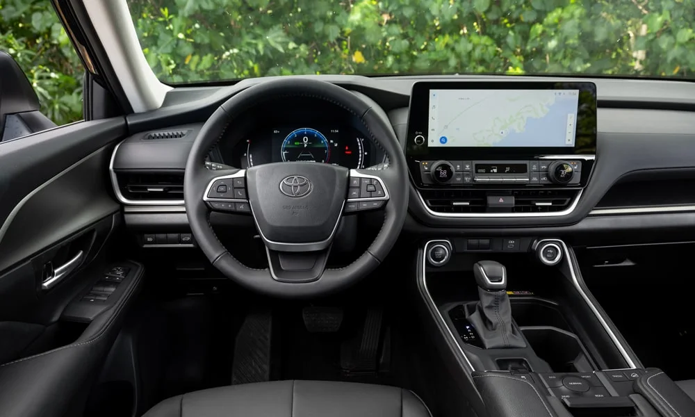 Фото Toyota Grand Highlander (2024) — передняя панель. Компоновка экранов, дефлекторов и консоли Toyota Grand Highlander (2024) — передняя панель