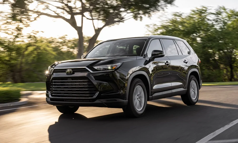 Фото Toyota Grand Highlander (2024) — вид спереди, фото 5. Оптика, решётка и бампер — первое впечатление о модели. Дневные ходовые огни включаются автоматически с запуском Toyota Grand Highlander (2024) — вид спереди, фото 5